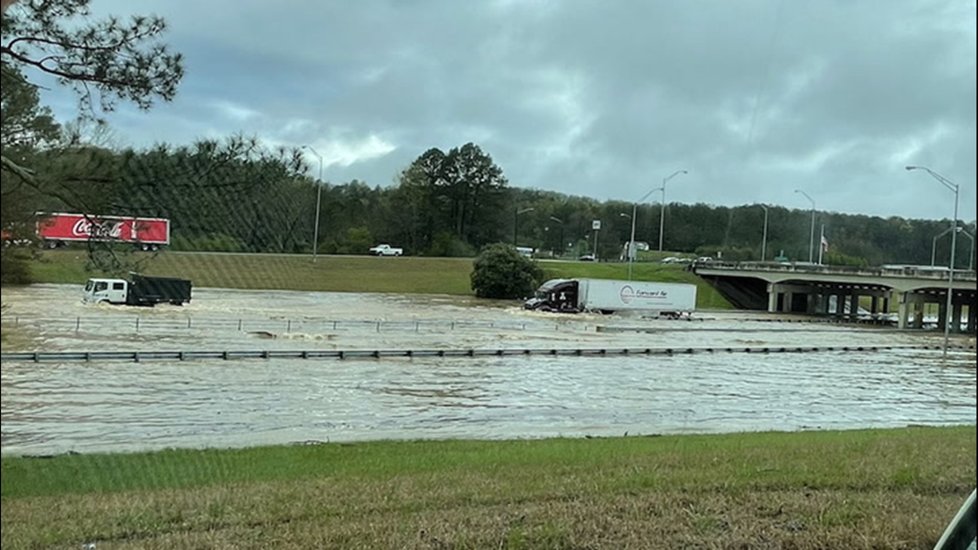Trucks drive through flooded I-65 Alabama wgrz.com