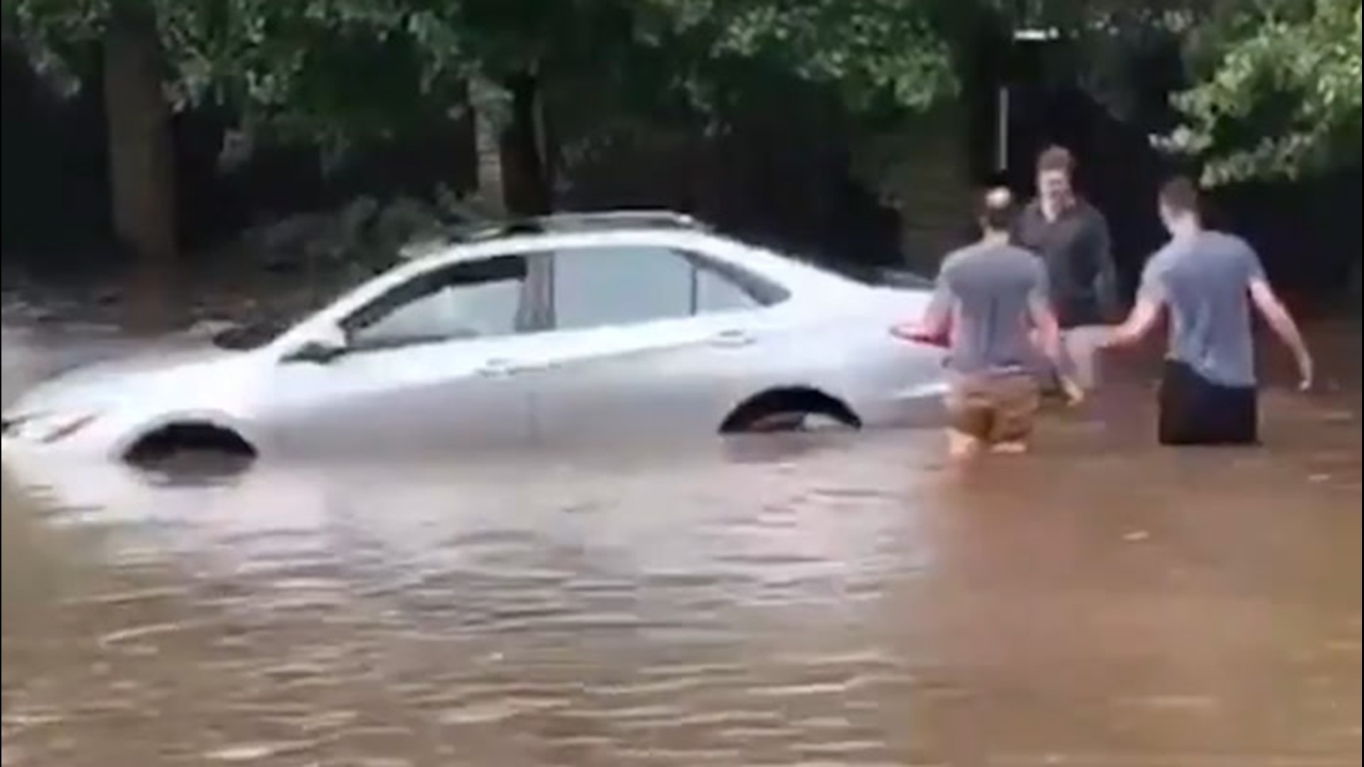 Машина плавает по воде