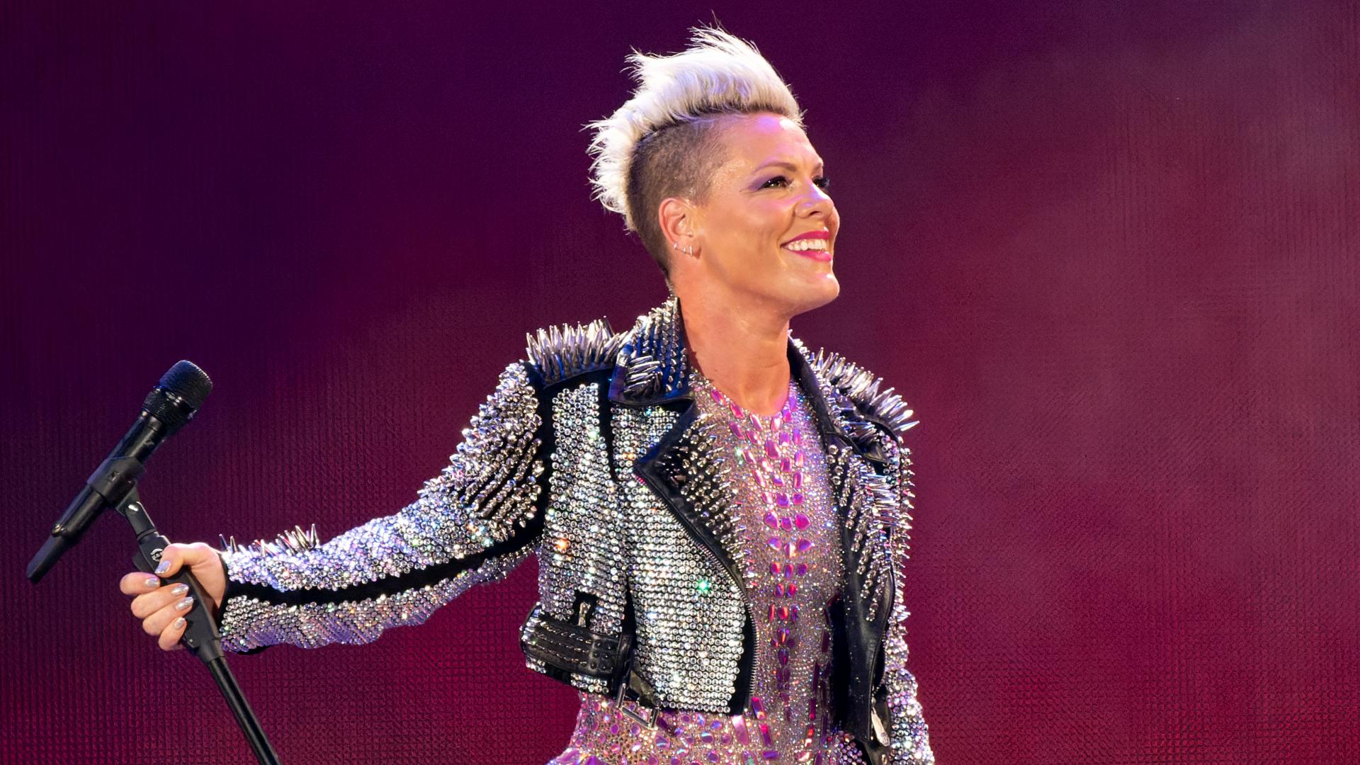 Wold Singer Singer Pink spends New Year's Eve in hospital | wgrz.com