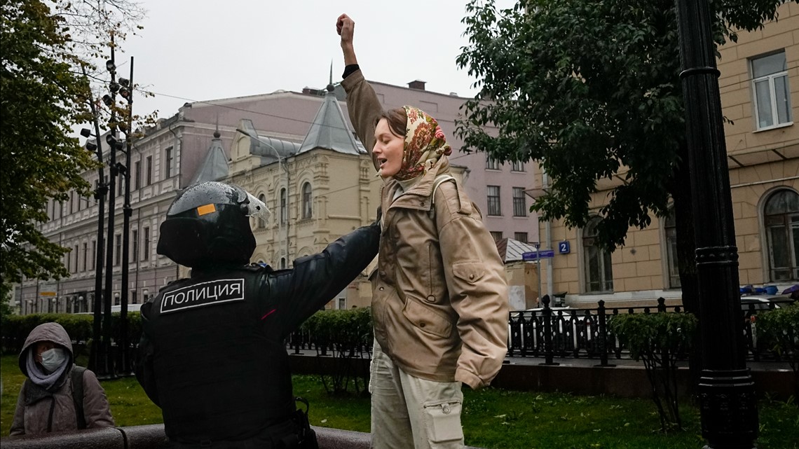 Russian Police Arrest Protestors After Putins Mobilization Order