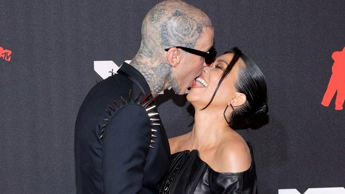 Kourtney Kardashian, Travis Barker kiss at Met Gala 2022