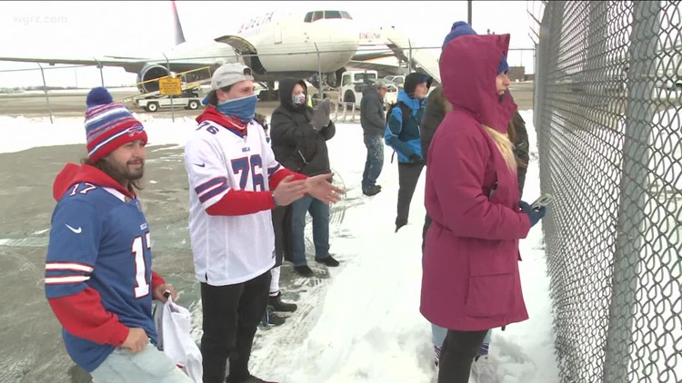 Fans brave cold, give Bills warm sendoff at airport