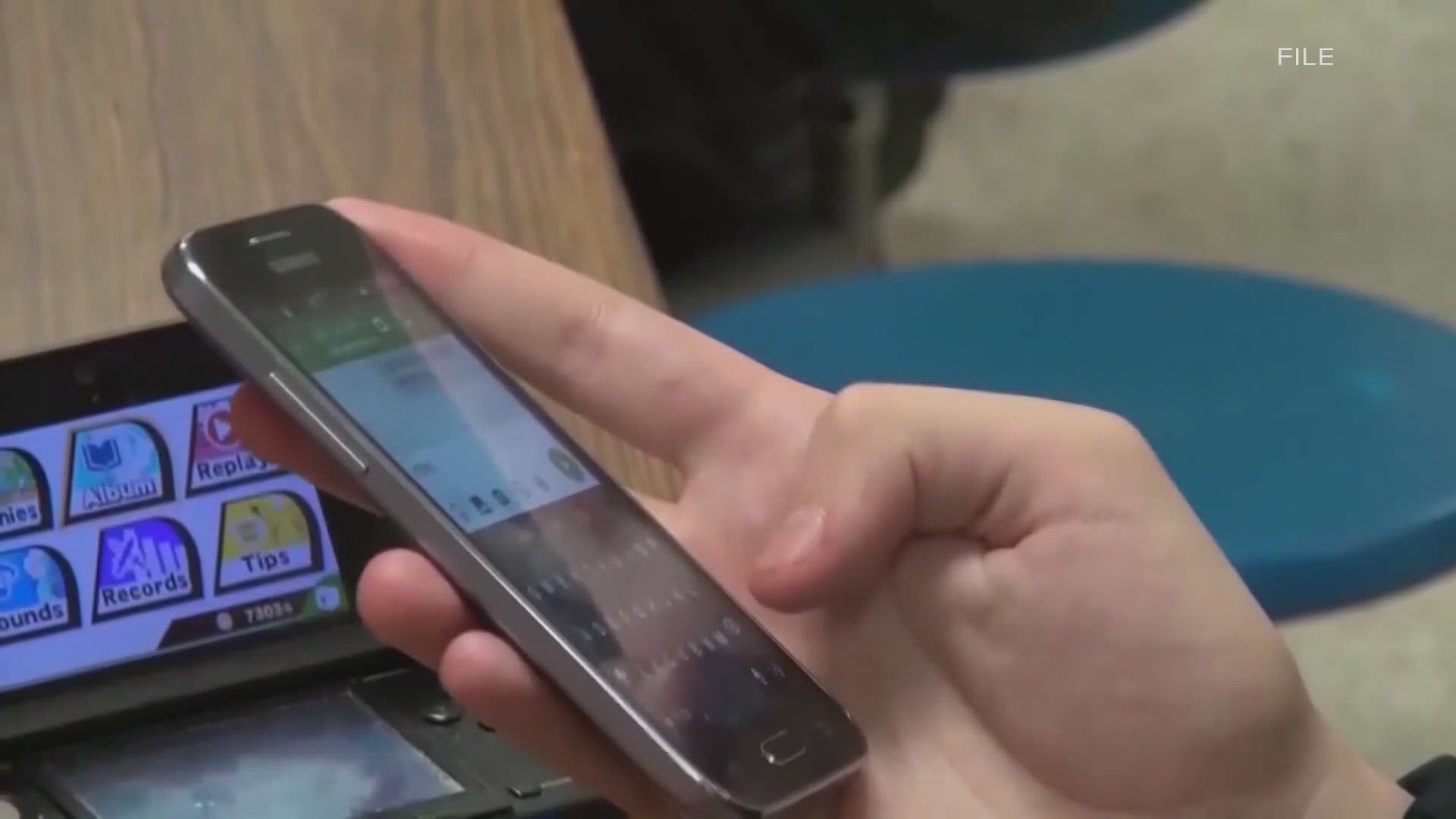 New York Governor Kathy Hochul unveils smartphone ban | wgrz.com