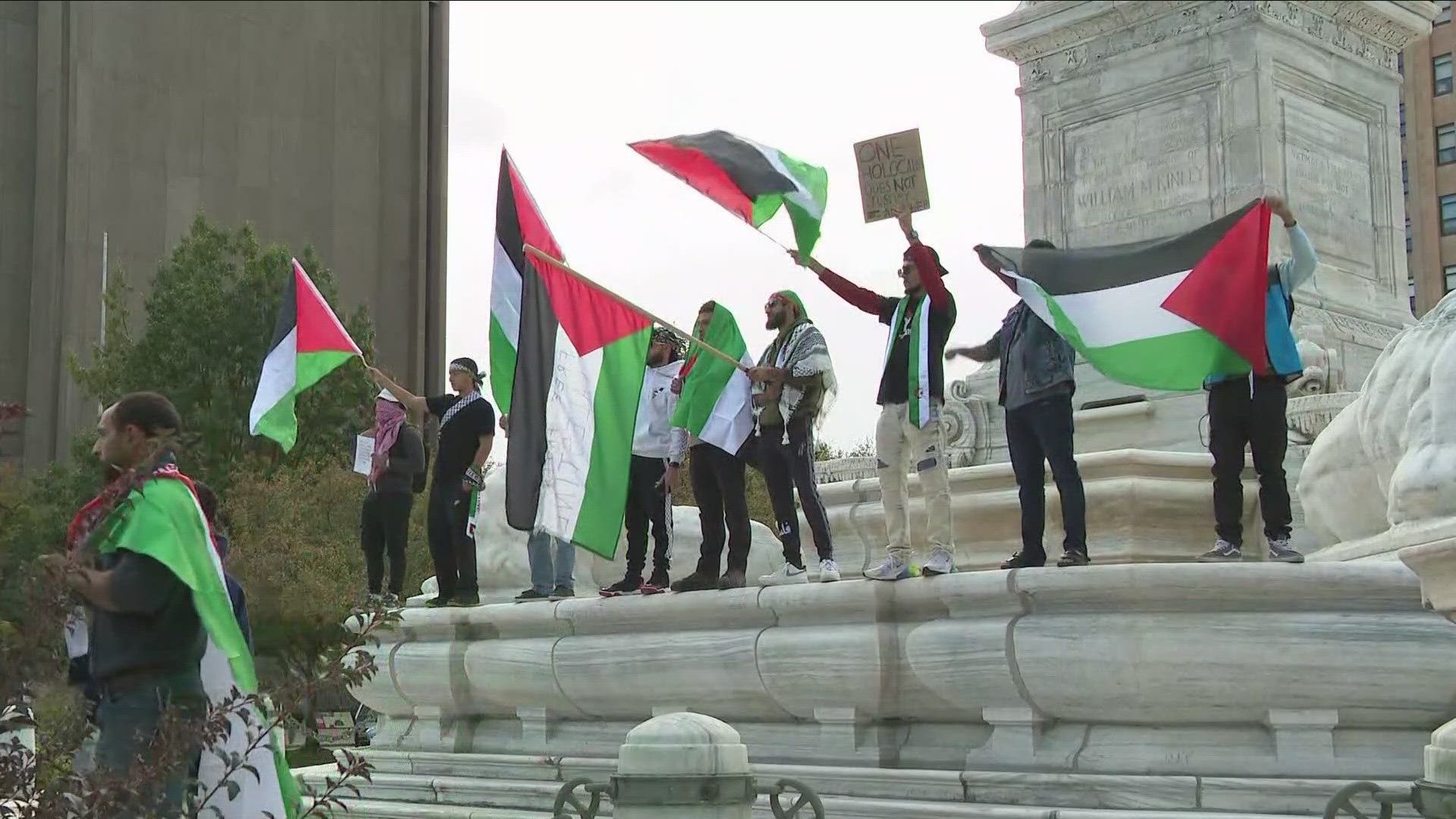 Rally in support of Palestine in Niagara Square