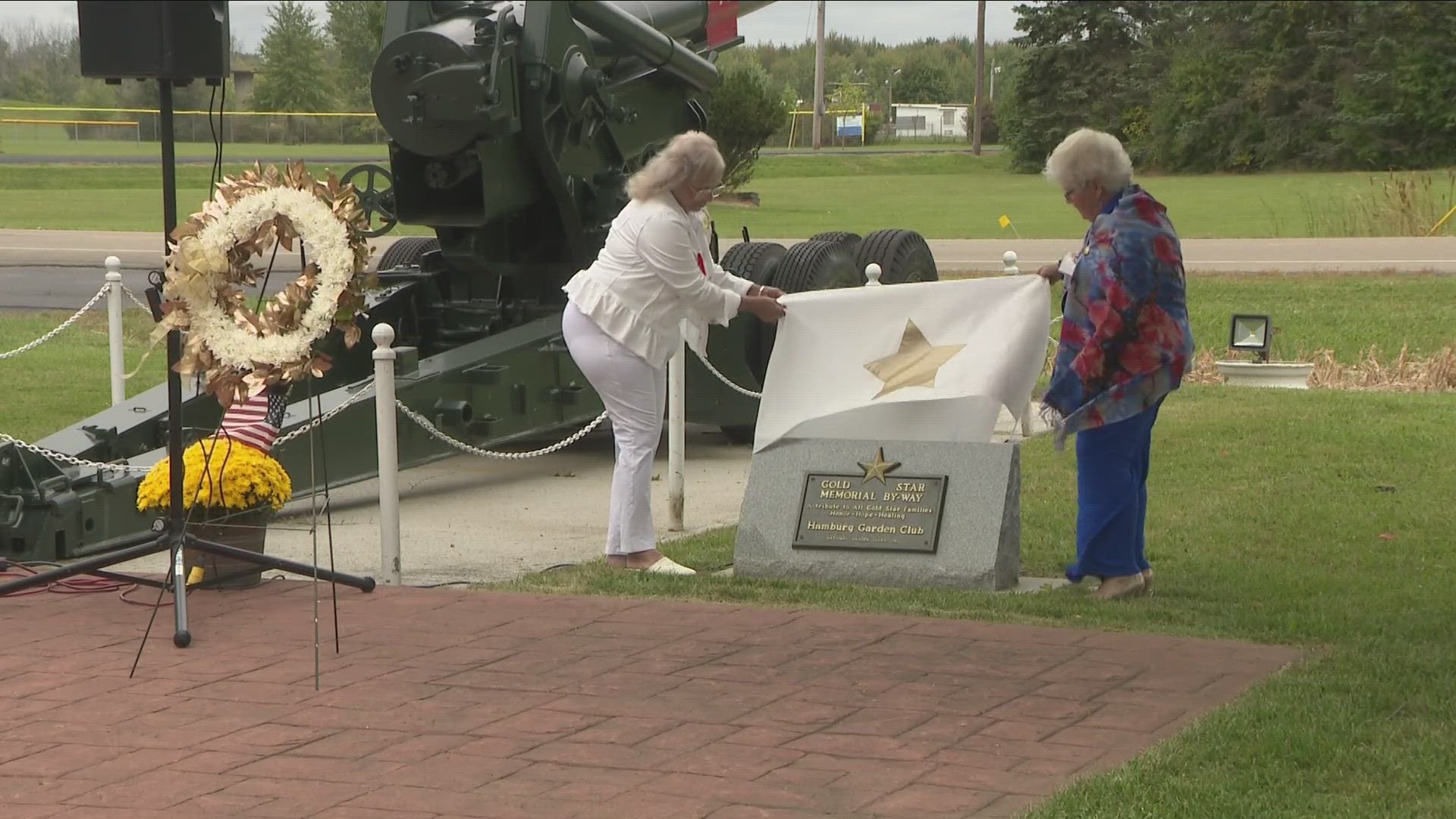 Gold Star memorial marker presented to moms