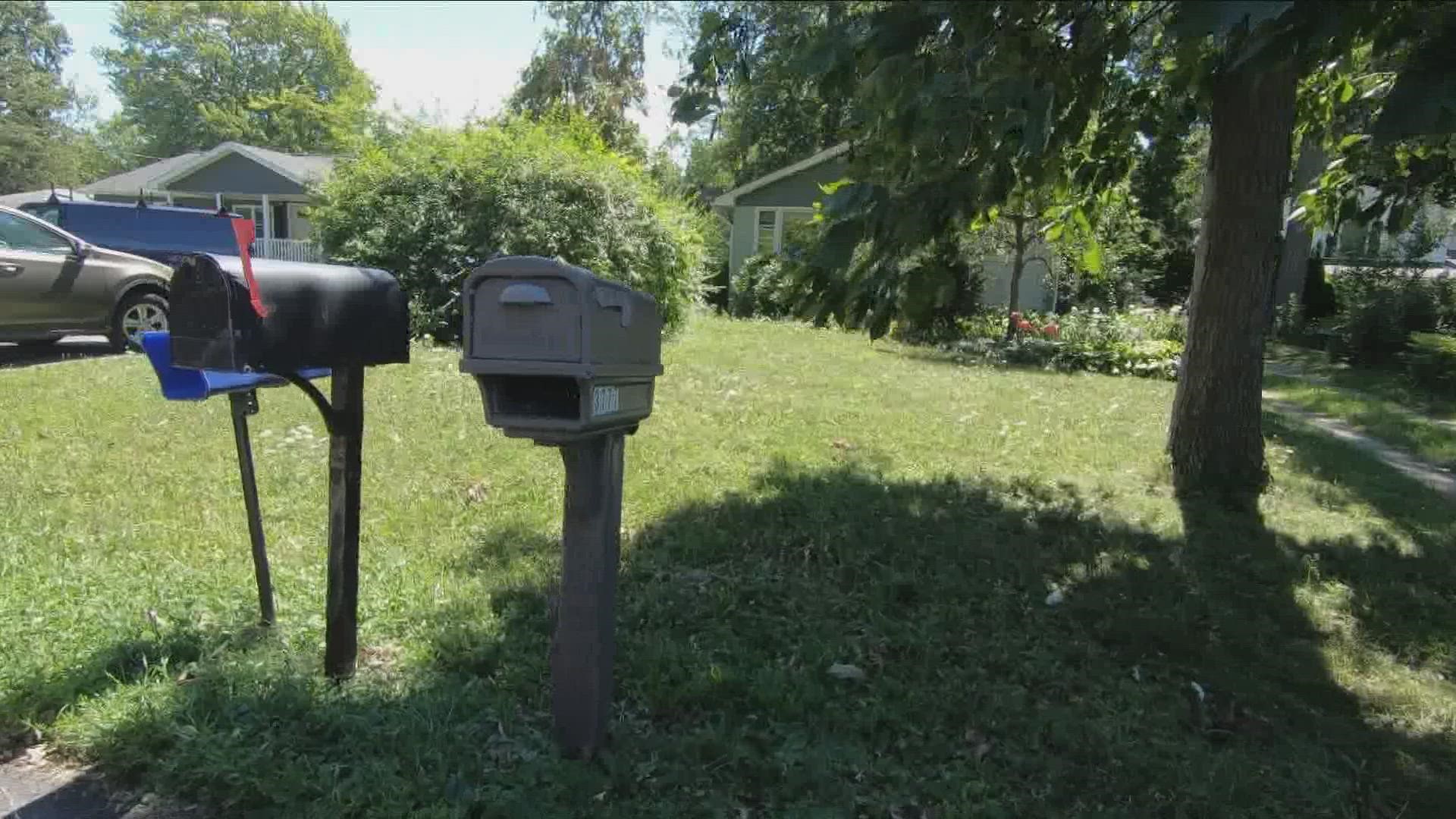 Town of Hamburg Police are investigating some mailbox thefts and warning people not to leave their outgoing mail in their mailboxes at home with the flags.