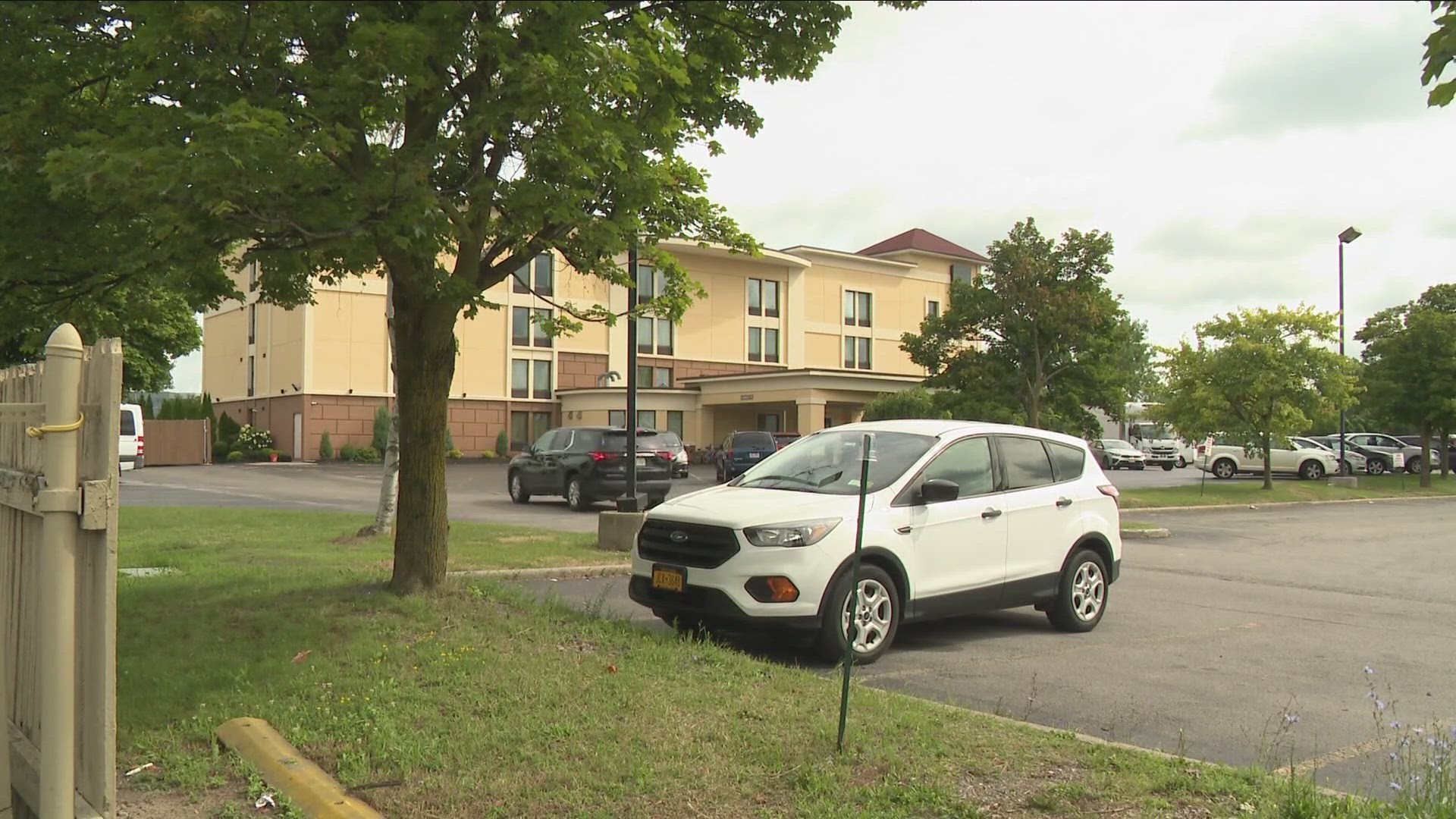 the agreement stipulates that all migrants will be moved out of the best western galleria hotel on dingens street within a week, and no more will be placed there.