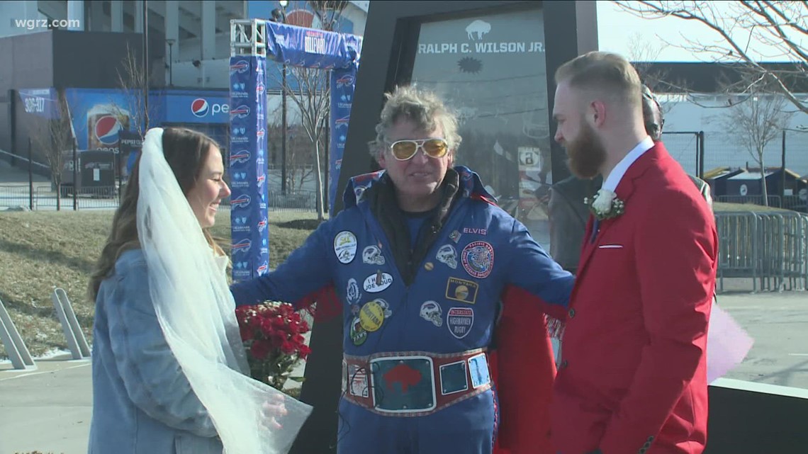 Bills fans make special announcement at Highmark Stadium: 'Surprise mom and  dad'