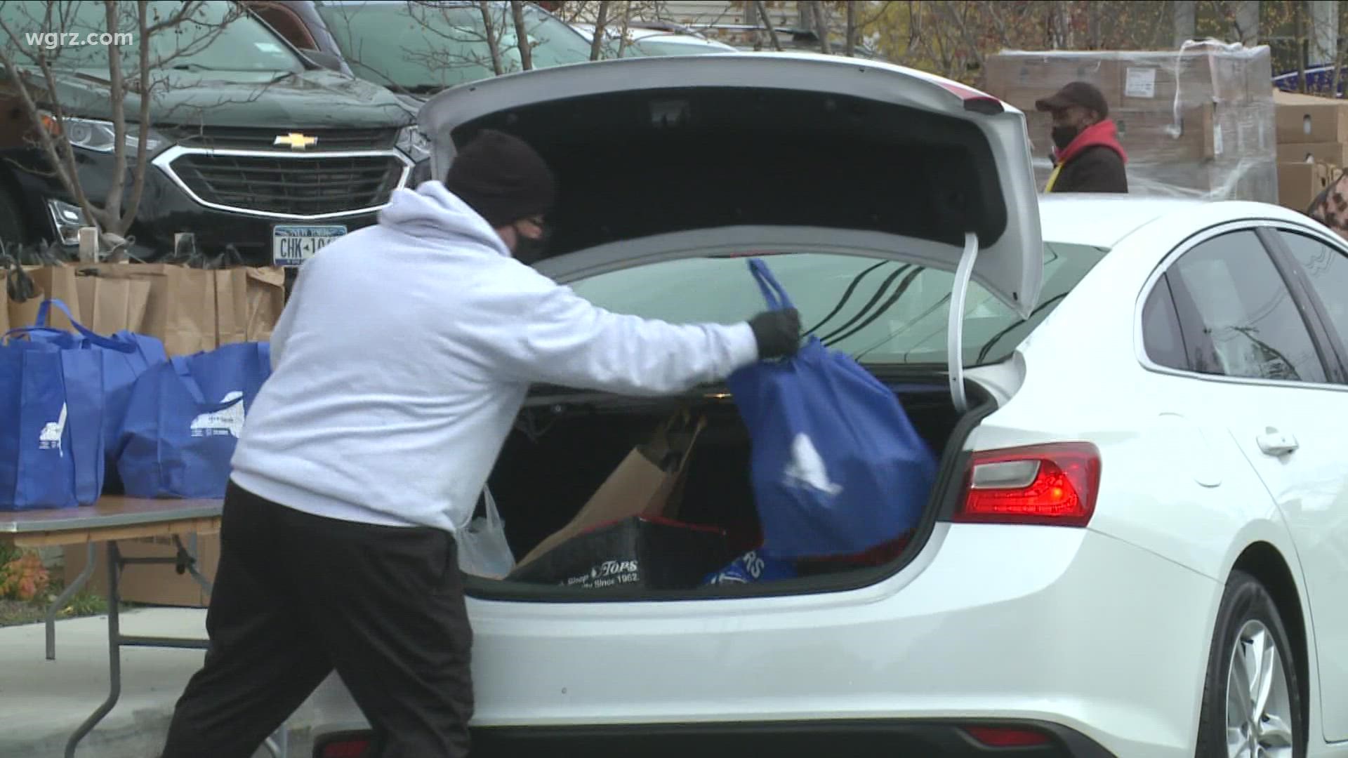 Buffalo Bills star Dion Dawkins Dreamers Foundation gave Thanksgiving food to families.