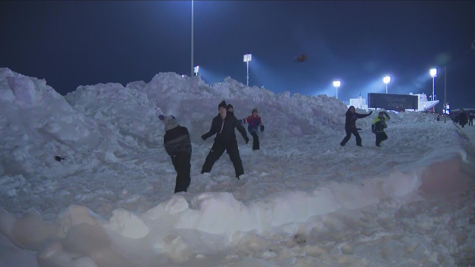 Bills fans throw snowballs to celebrate first touchdown vs. Dolphins