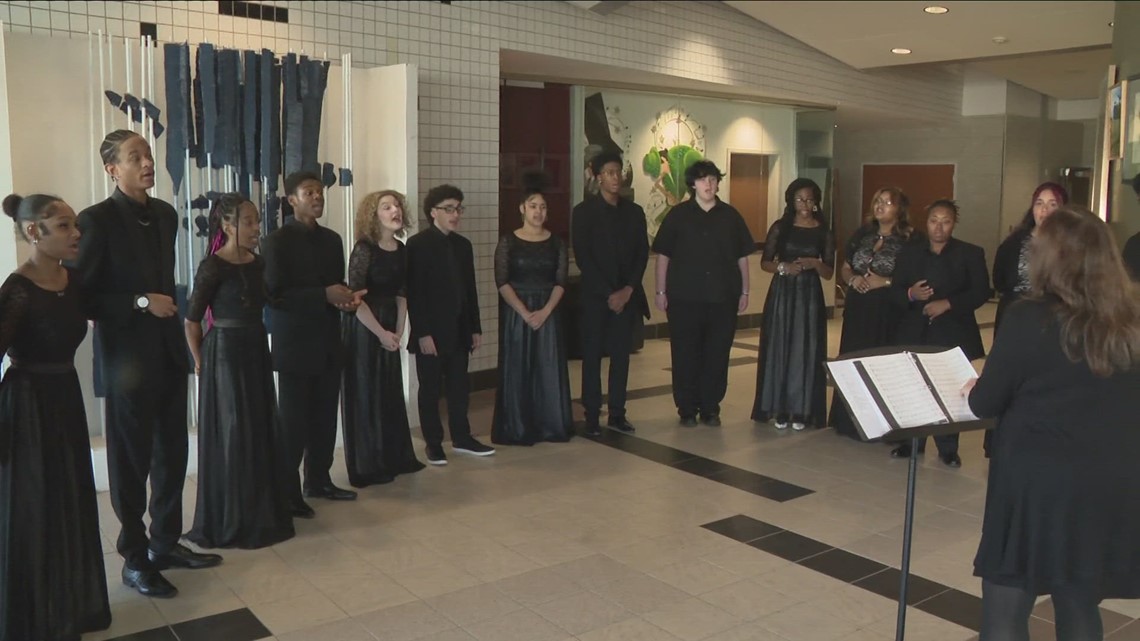 Buffalo school brings holiday spirit to M&T's Gold Dome - Vimarsana News