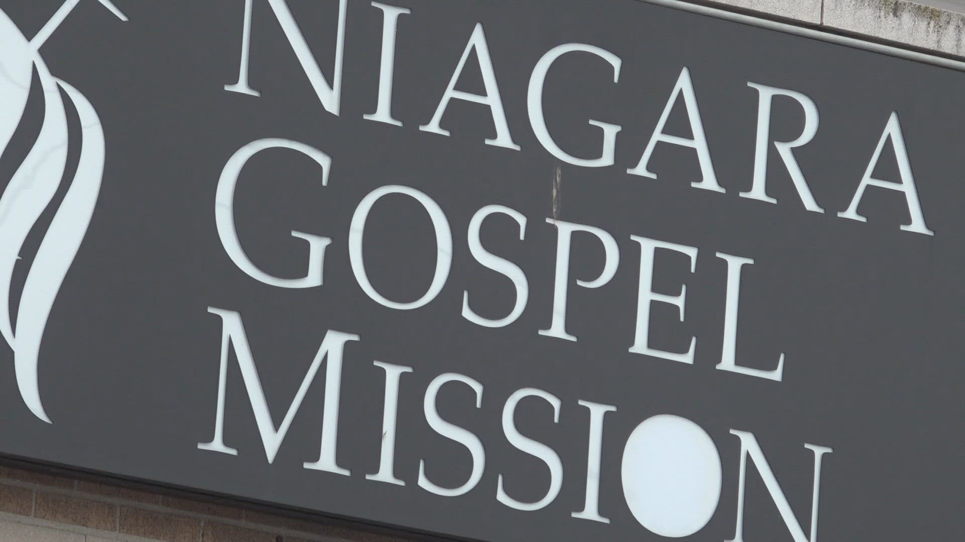 The community donates over 3,000 pounds of food to Niagara Gospel Mission after freezer accidents. 