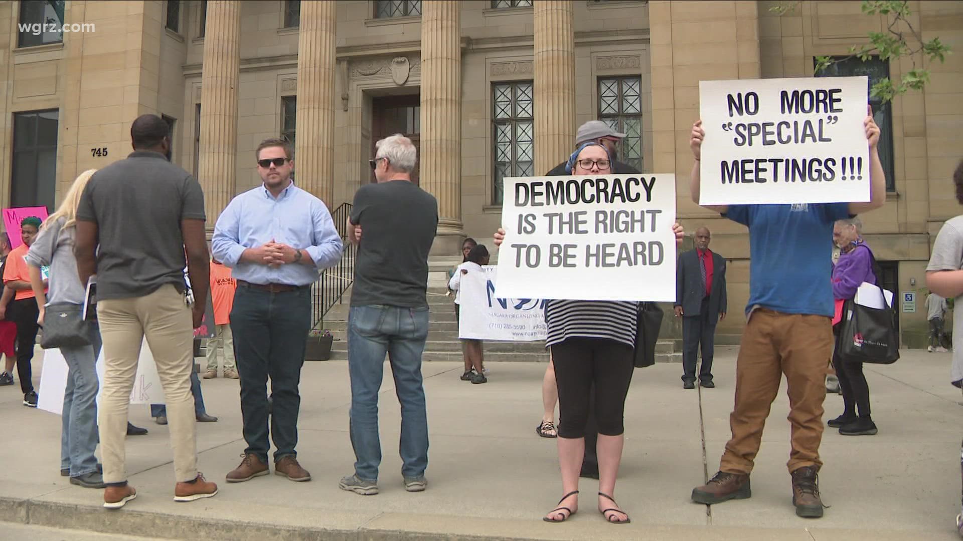 A debate in Niagara Falls over open government came to a head Wednesday when a group of neighbors held a rally outside City Hall.