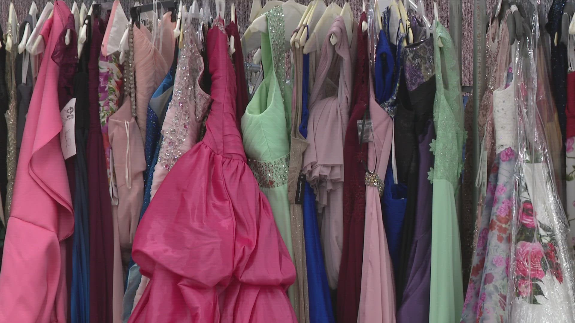 STUDENTS WILL BE ABLE TO CHOOSE FROM THOUSANDS OF DRESSES AND OTHER ACCESSORIES... FOR FREE.