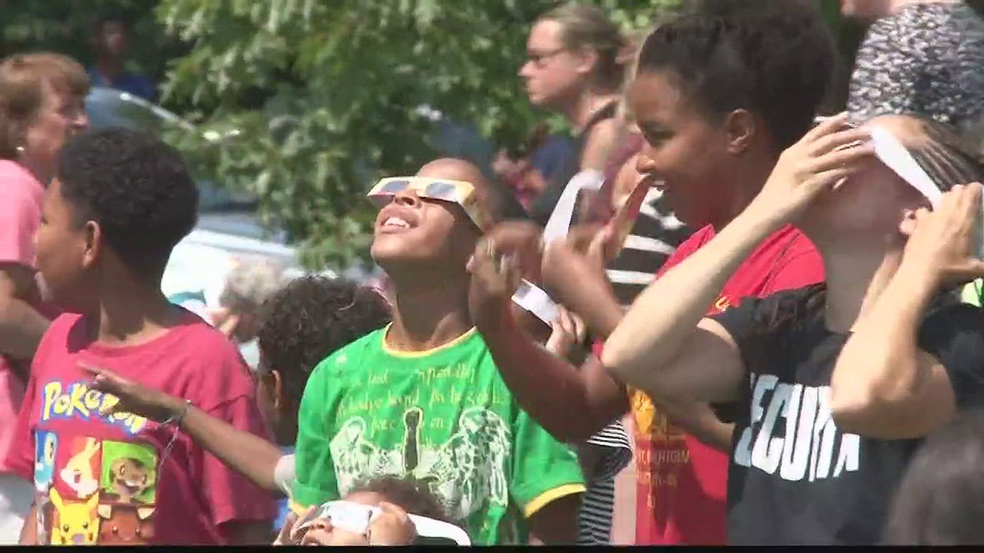 Thousands Watch Eclipse From Science Museum