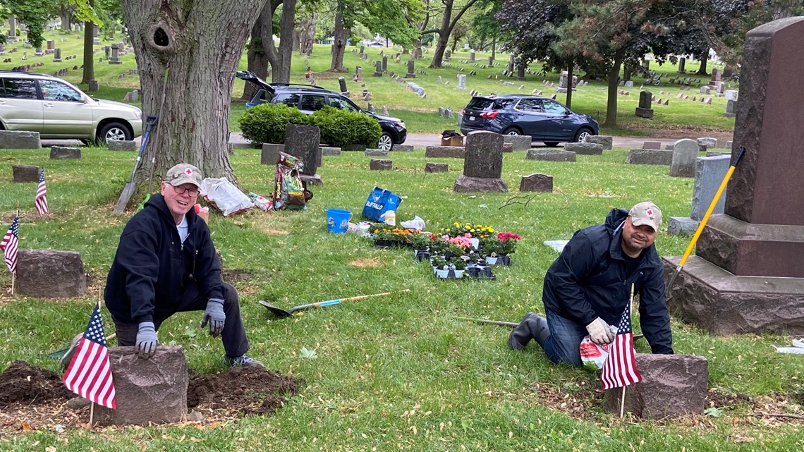 Red Cross volunteers plant flowers at graves of unclaimed WWI veterans - Vimarsana News