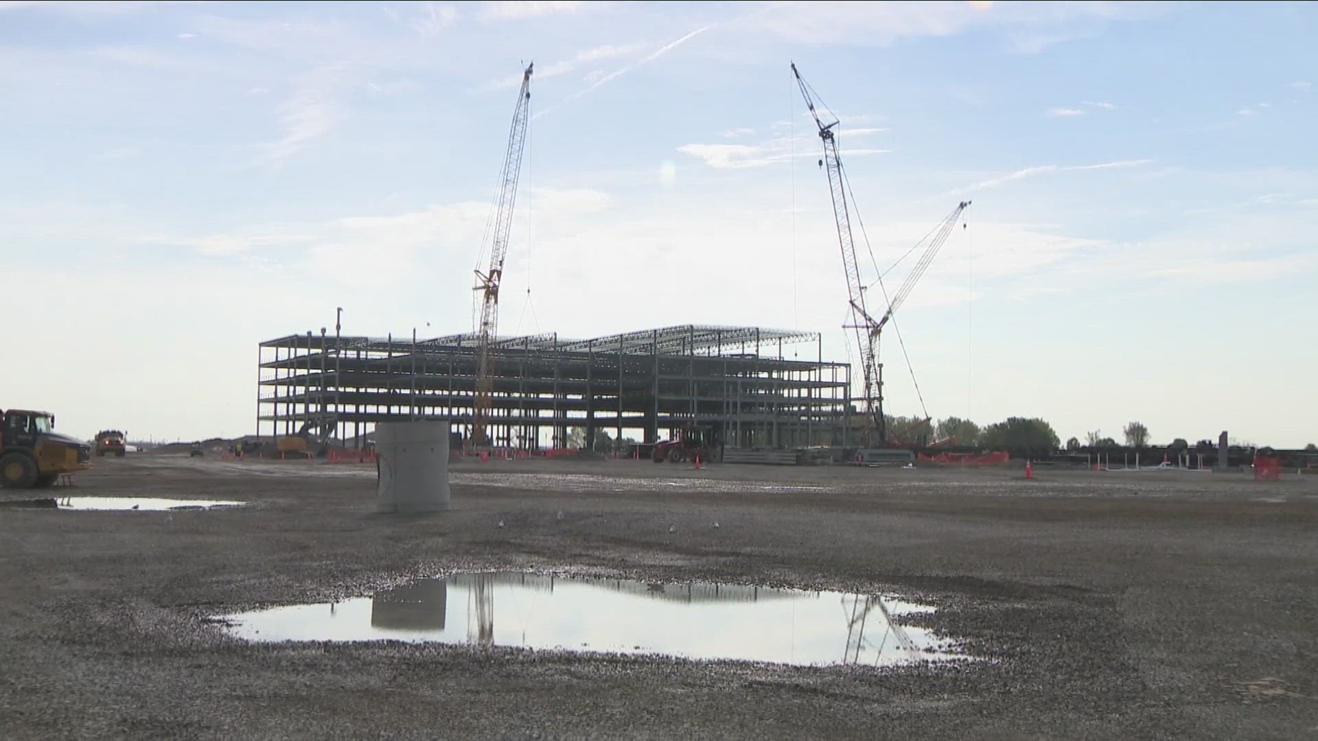 Steel is going up in the Town of Niagara. A three floor building, a first ever Amazon fulfillment center filled with items and thousand of robots