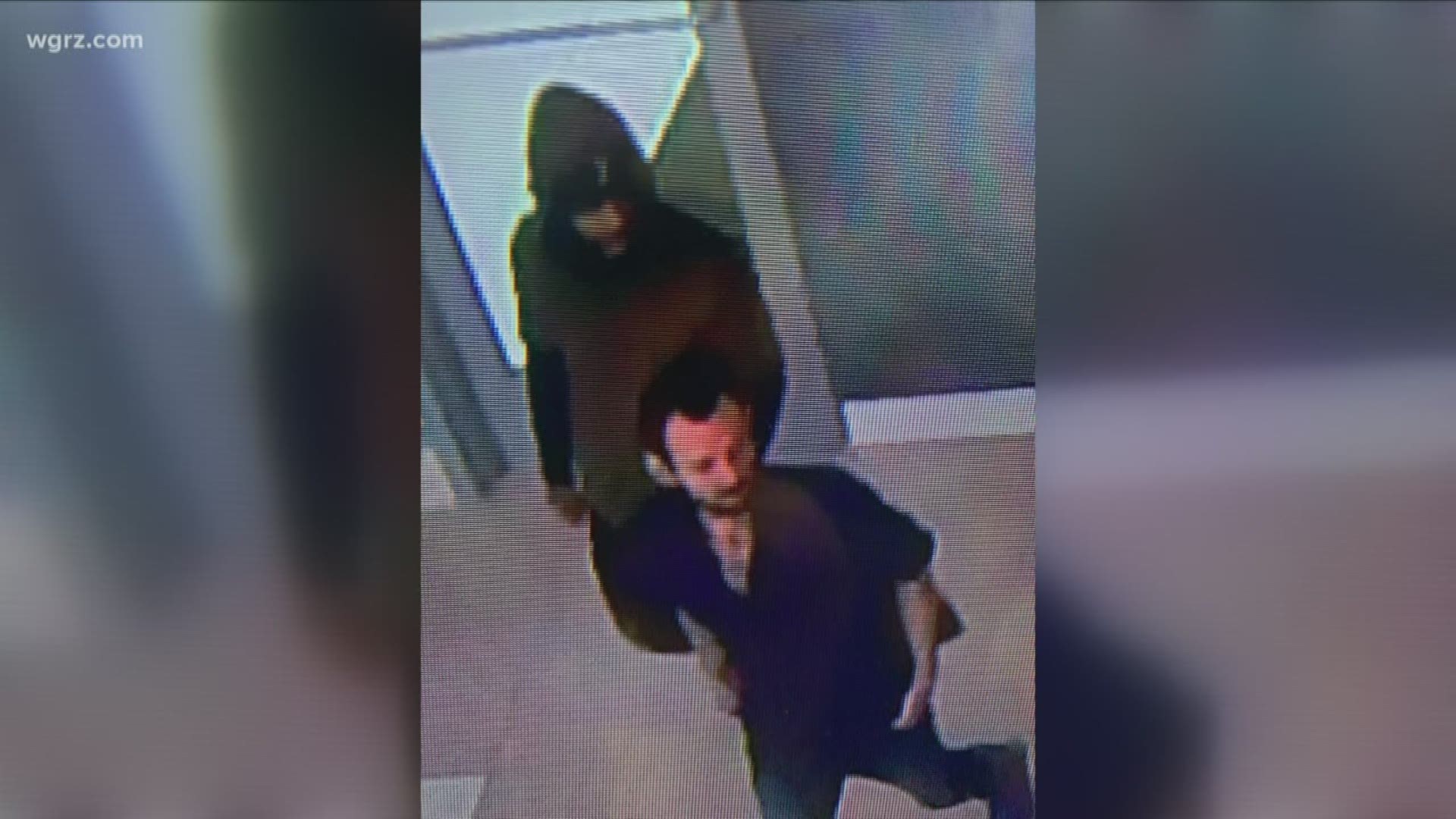 Police in the Town of Niagara want to know if you recognize these two men who they say stole from the fashion outlets.