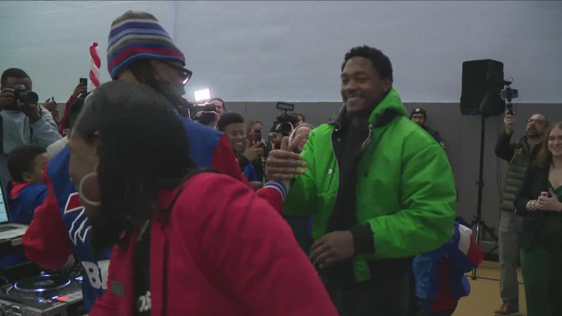 Stefon Diggs surprises 100 Buffalo families with holiday gifts