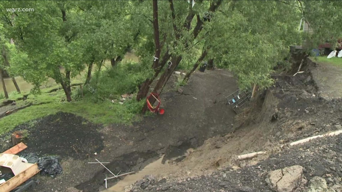 Landslide causes 17-foot drop behind Royalton home - Vimarsana News