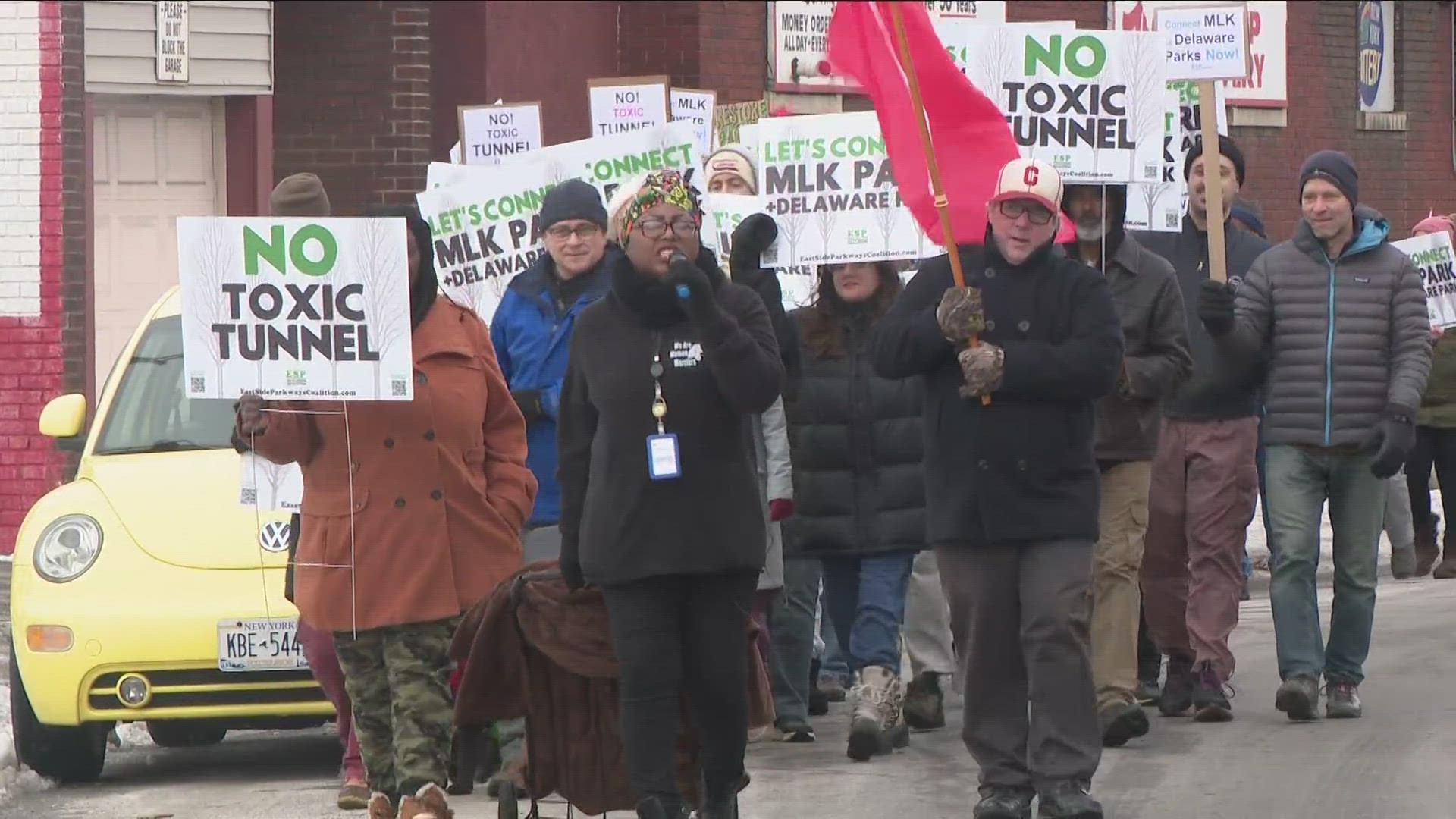 About 3 dozen demonstrators braved the cold, to call for the expressway to be removed entirely rather than having a tunnel constructed.