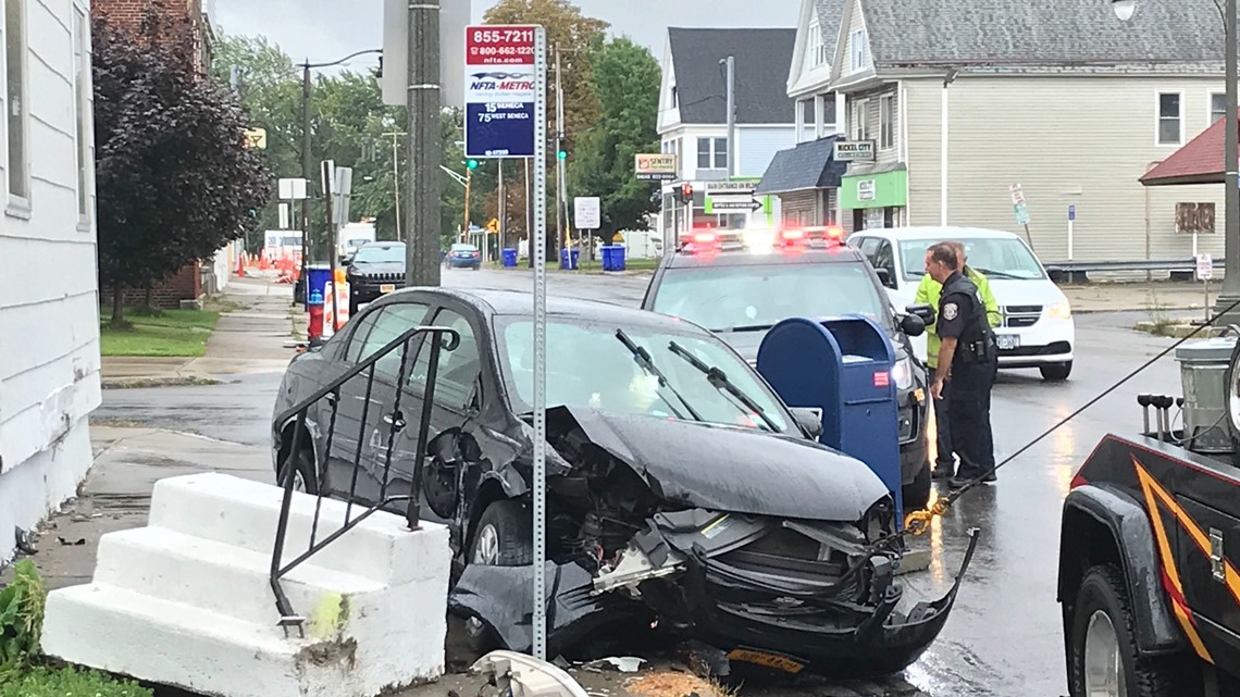 Chase ends in crash on Seneca Street in West Seneca