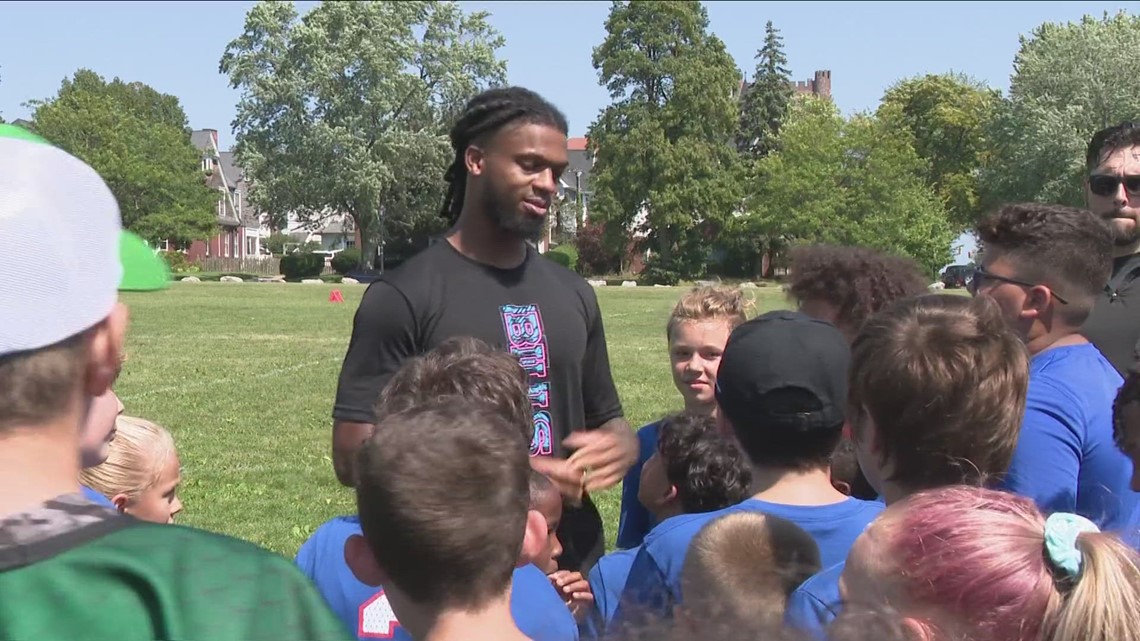 Damar Hamlin Helping Kids Get Ready For School, While Promoting CPR ...