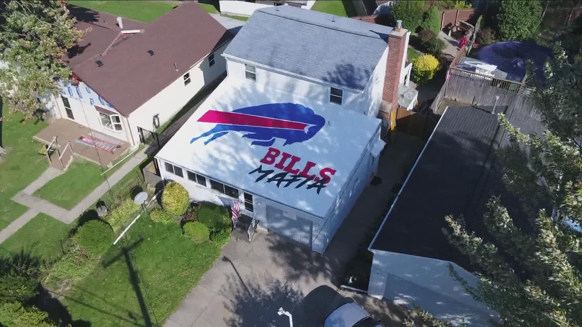 Lake View Man Puts Massive Bills Mafia Sign On His Roof Honoring His