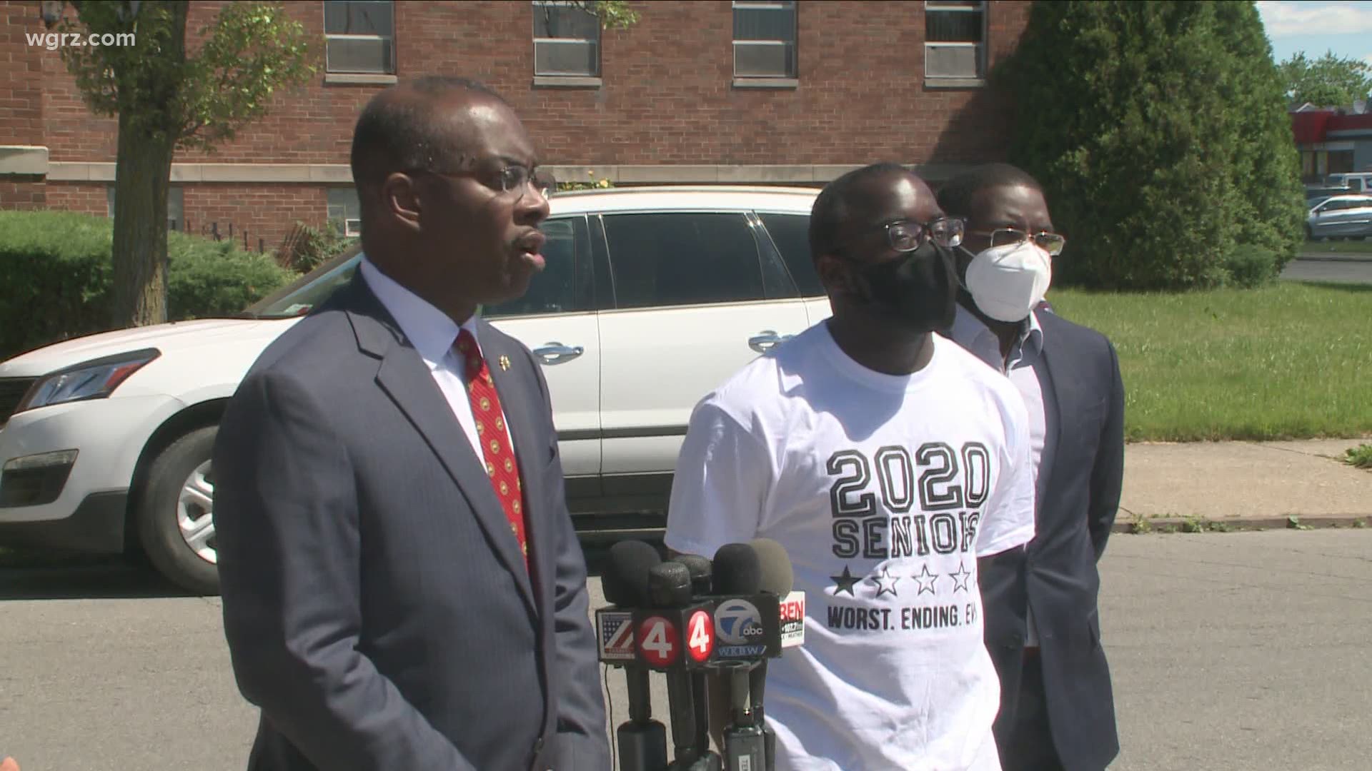 Buffalo mayor recognizes teen who helped clean up Bailey Avenue after