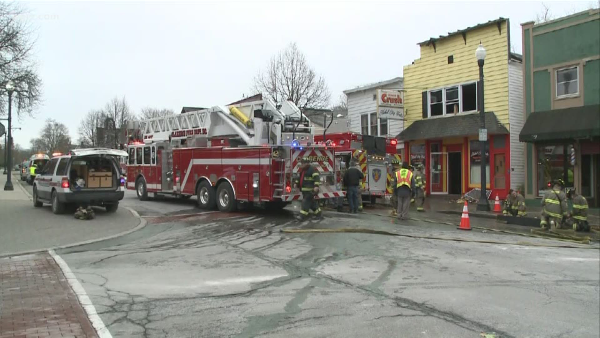 Fire damages building with apartments & deli in Akron