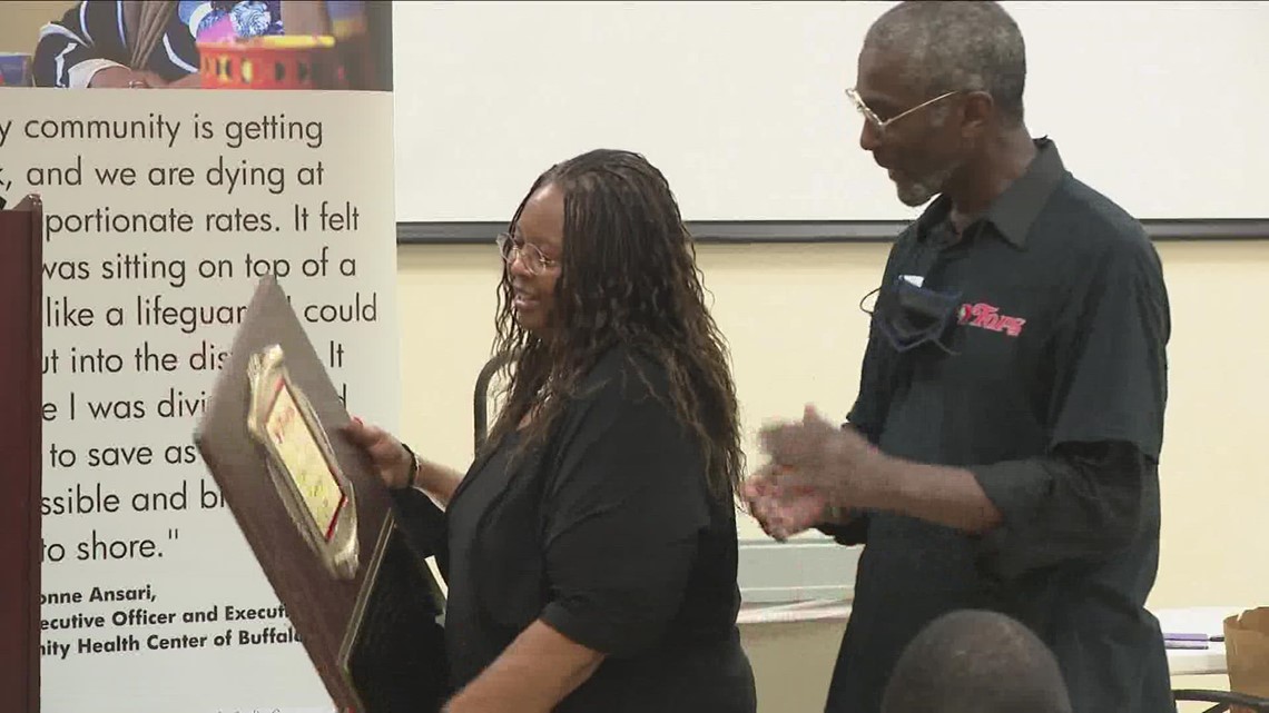 Plaque presented to Jefferson Avenue Tops to mark Community Health Center of Buffalo partnership - Vimarsana News