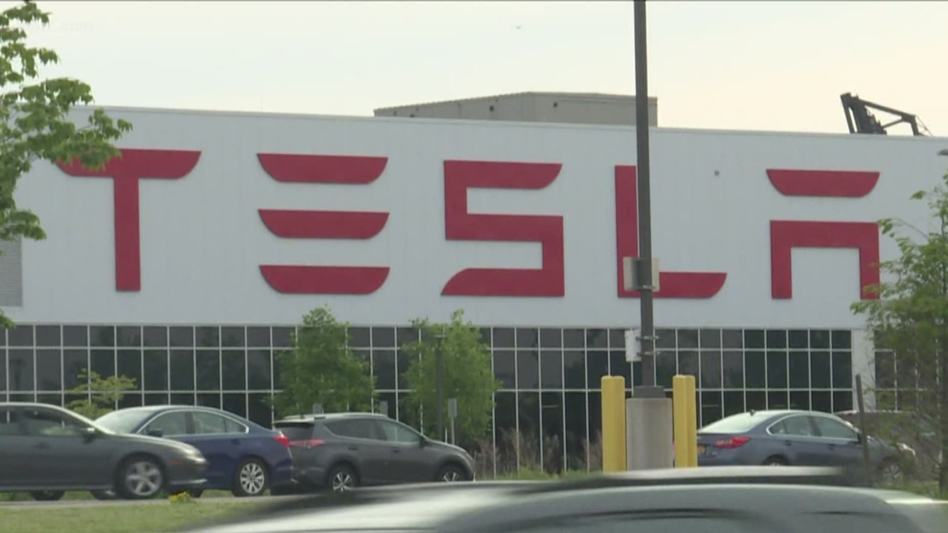 Tesla says they are still on track for Buffalo Job Goals even though solar installations are down for the company.