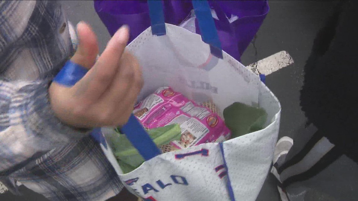 Group gives away hundreds of turkeys, bags of produce - Vimarsana News