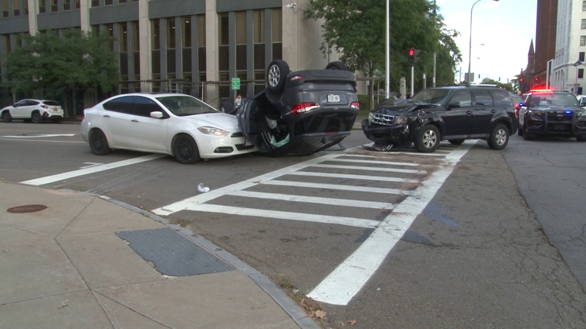 Three-car crash in Downtown Buffalo sends one to the hospital | wgrz.com