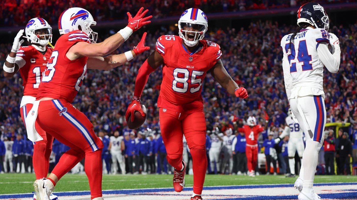 Bills Handout LED Wristbands During Sunday Night's Game | Wgrz.com