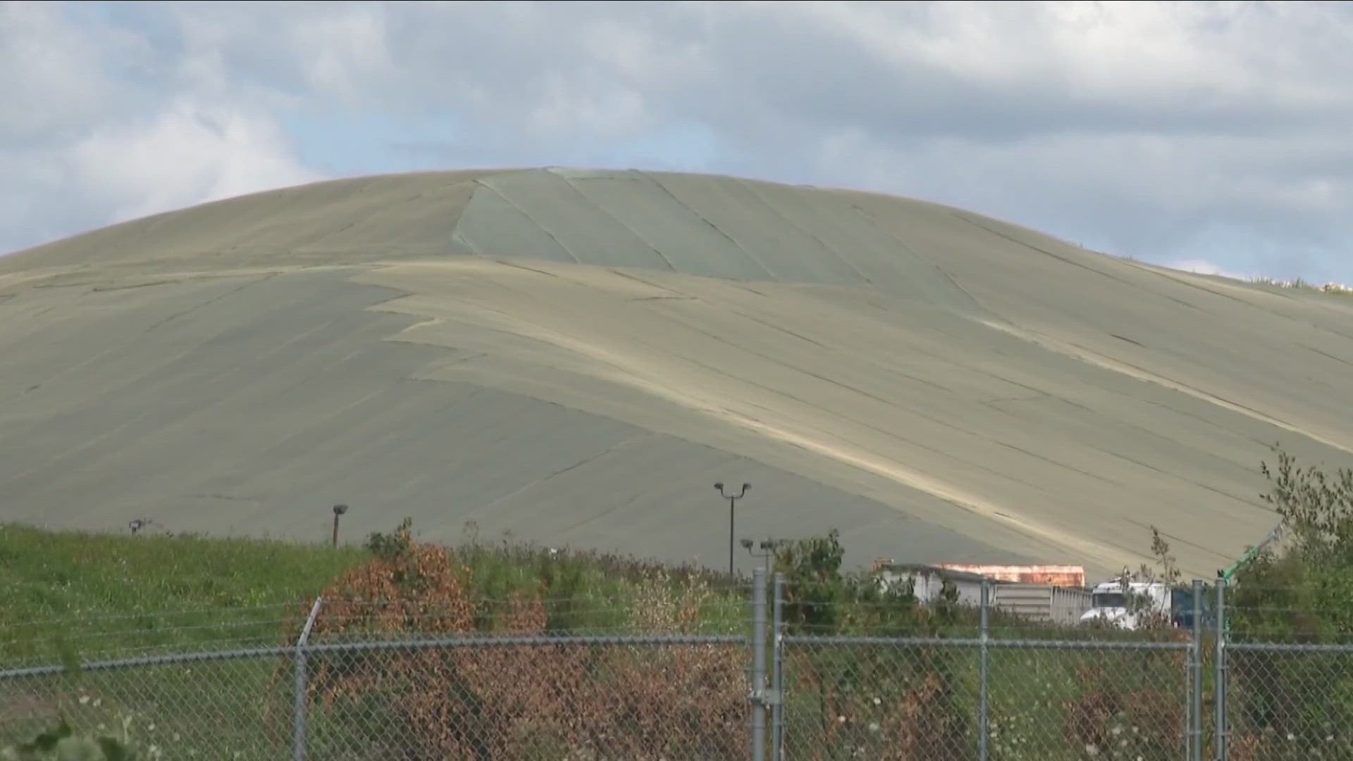 A Michigan judge halted the impending shipments of Manhattan Project waste from Lewiston after 4 municipalities filed a lawsuit Monday.