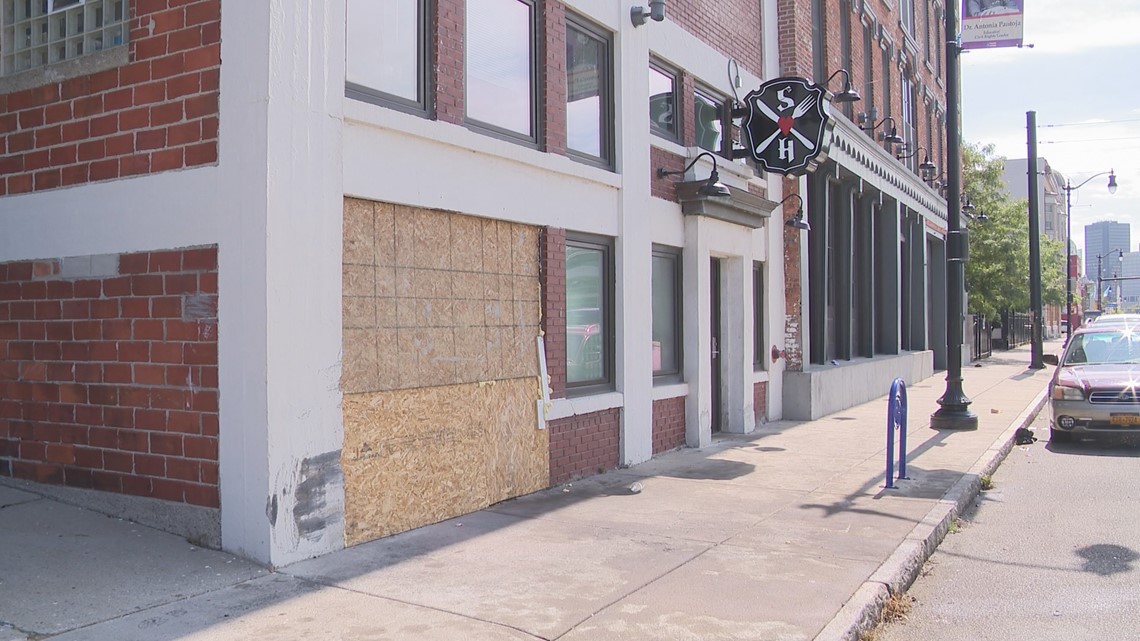 Buffalo restaurant reopens less than 24-hours after car crashes into building - Vimarsana News