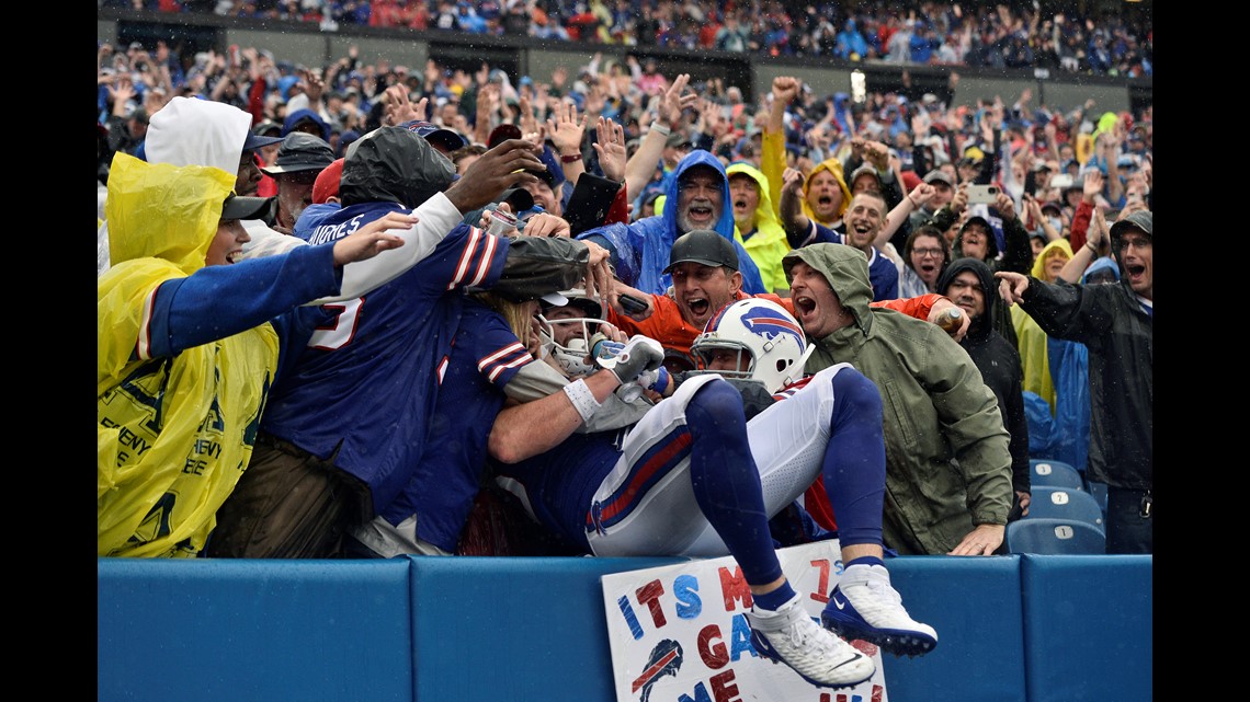 Bills force 5 turnovers, overwhelm Mills and Texans 40-0