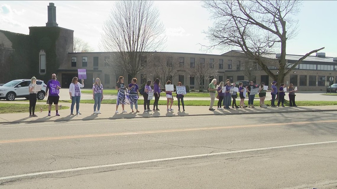 Hamburg parents, teachers, and students continue opposition to layoff plans by district - Vimarsana News