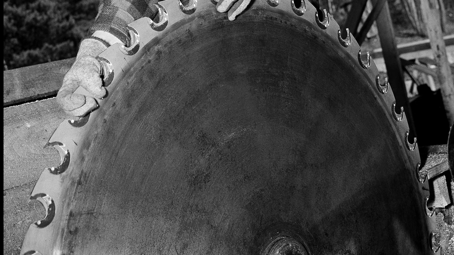 Oregon man narrowly escapes a saw blade from a nearby construction site(00)