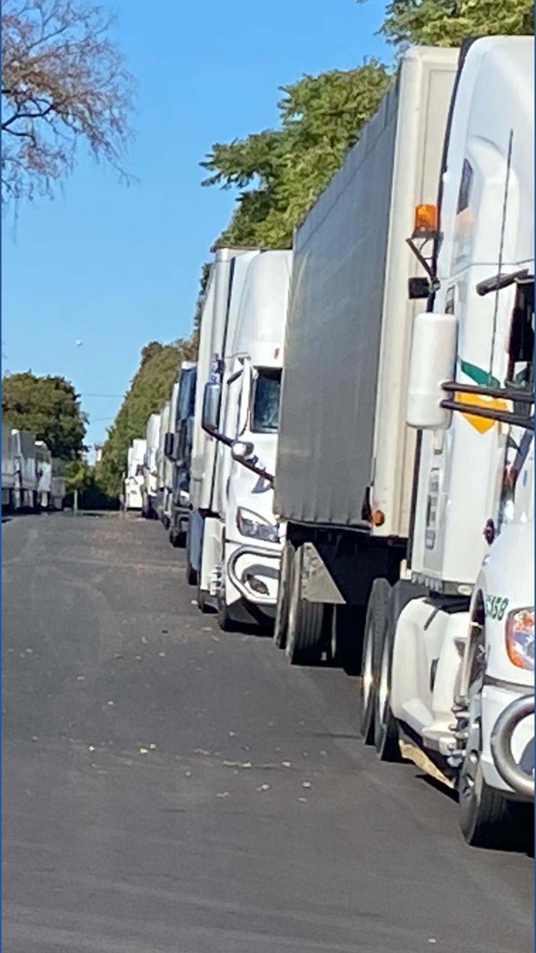 Truckers face delays at Canada-US border after computer glitch | wgrz.com