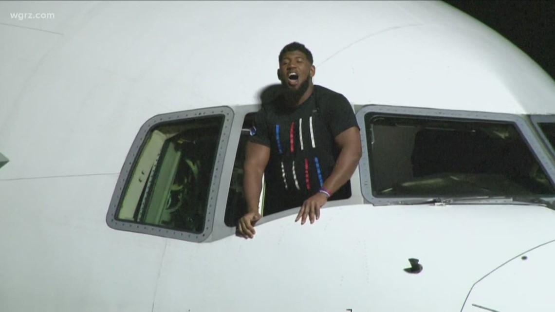 Fans welcomed back the Buffalo Bills as they got back into the city of good neighbors around 2 a.m. Sunday morning at the Buffalo Niagara Airport.