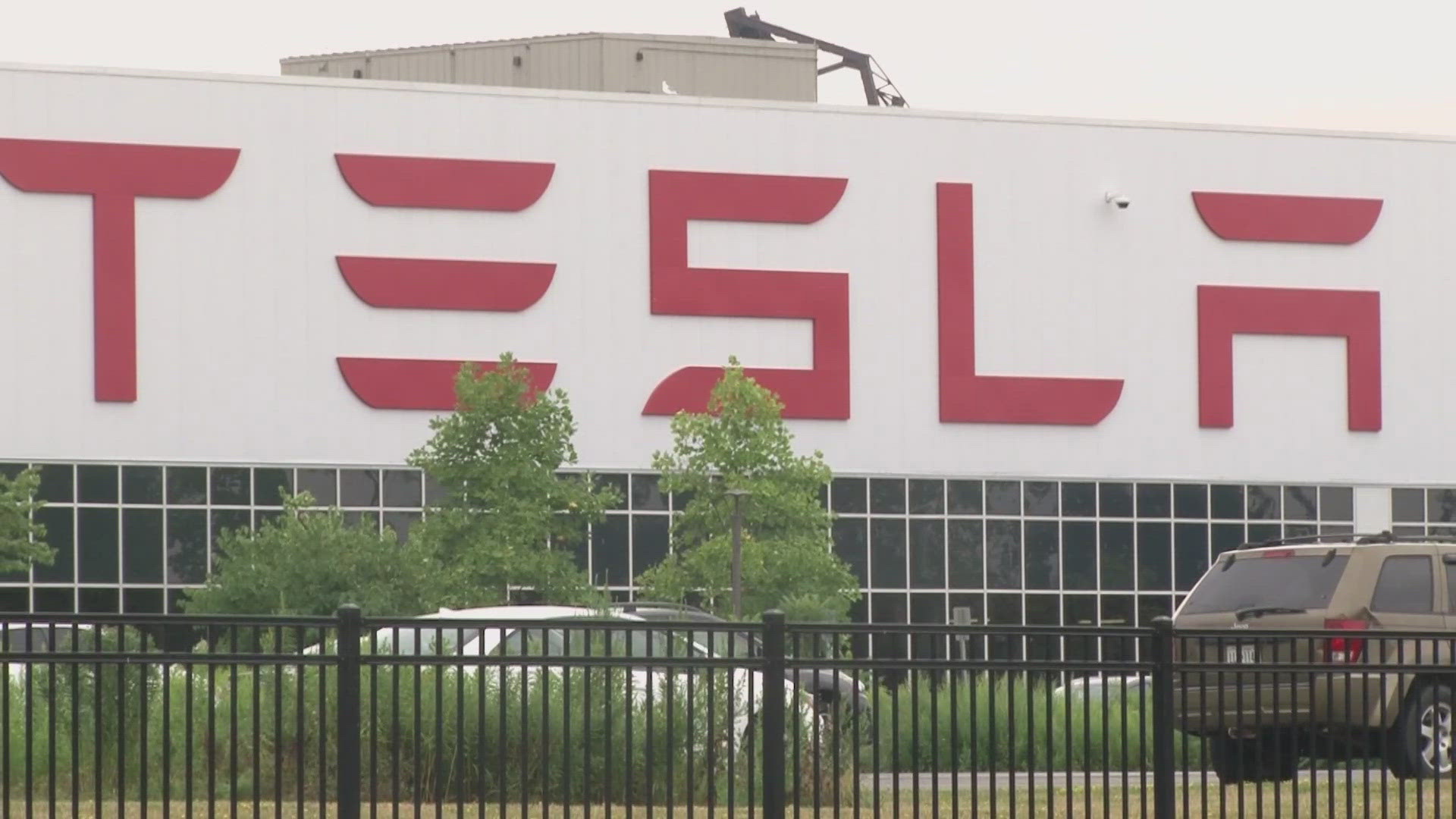 Tesla CEO Elon Musk announced the shutdown of the Dojo supercomputer project in Buffalo.