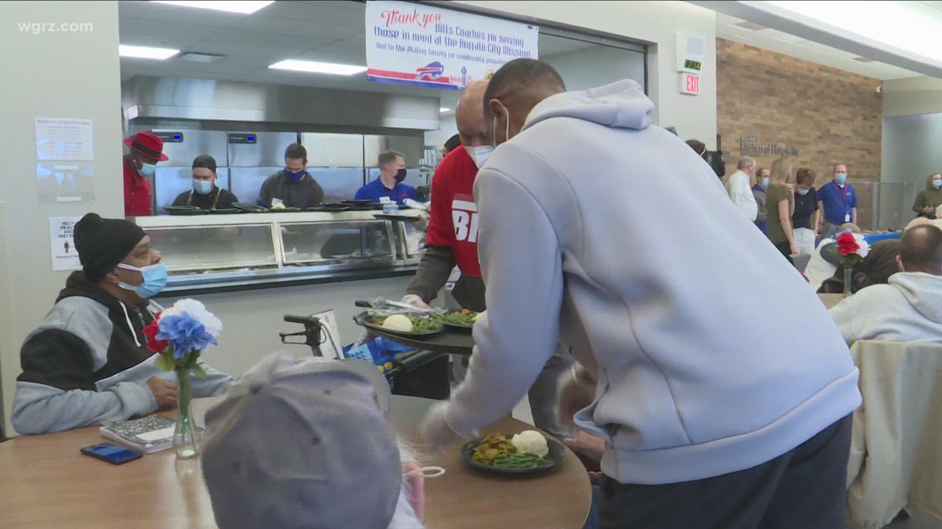 Bills coaches, Chef Darian serve up meals
