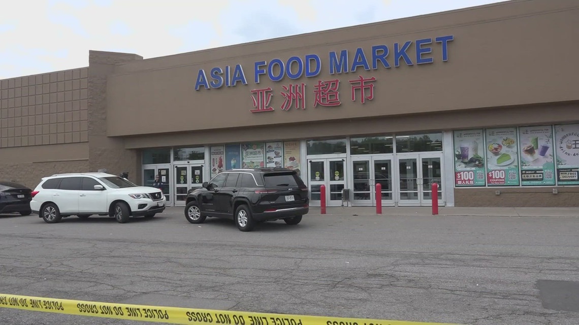 ICE agents raid a popular Western New York supermarket