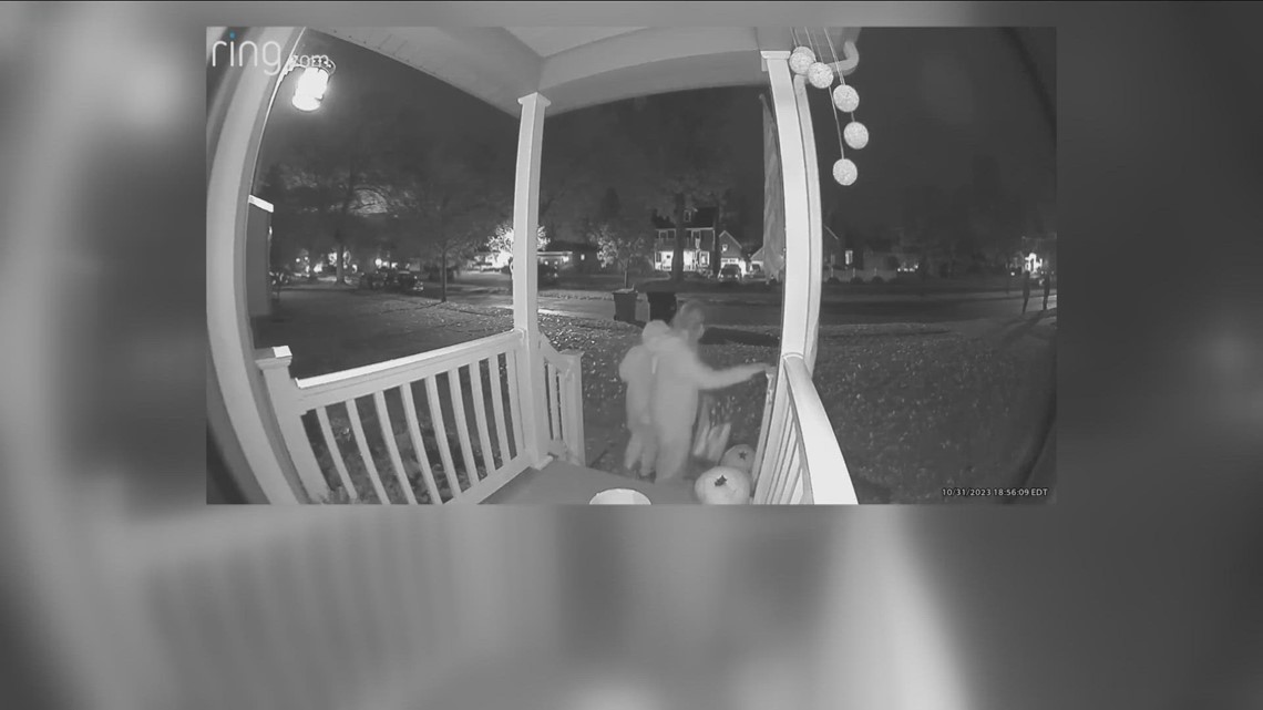 Ring Camera captures sweet moment during trickortreating in Lockport