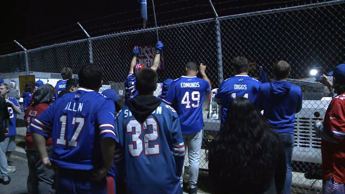 Bills fans head to airport for team sendoff