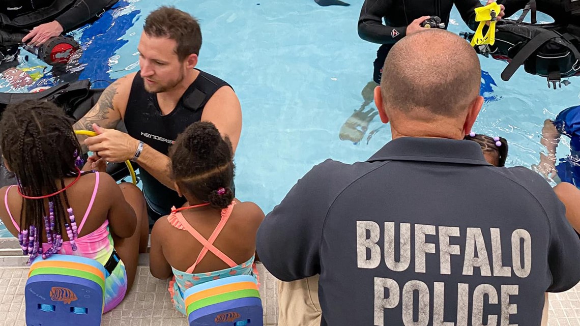 Buffalo Police spends time at William Emslie YMCA Camp for aquatics demonstrations - Vimarsana News