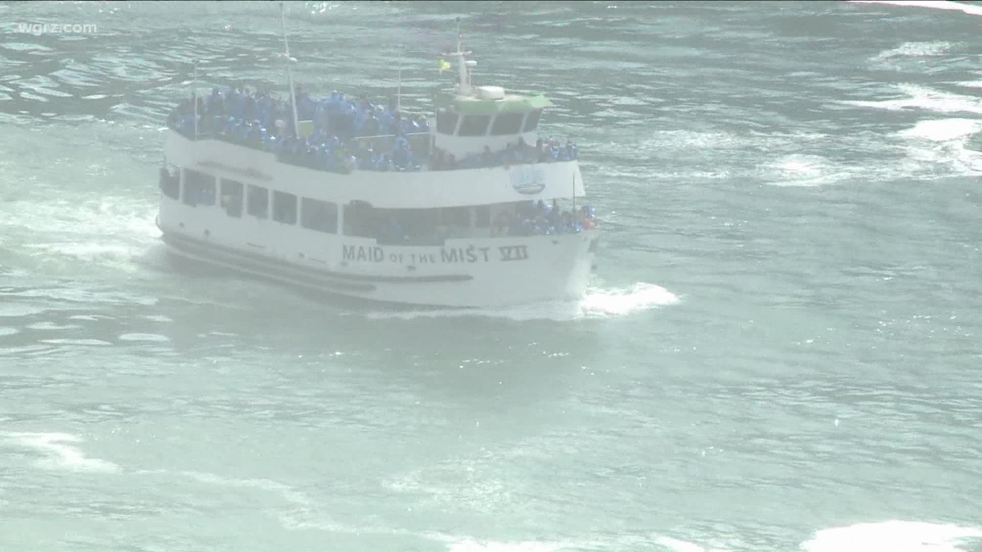 Maid of the Mist seeing crowding tourists