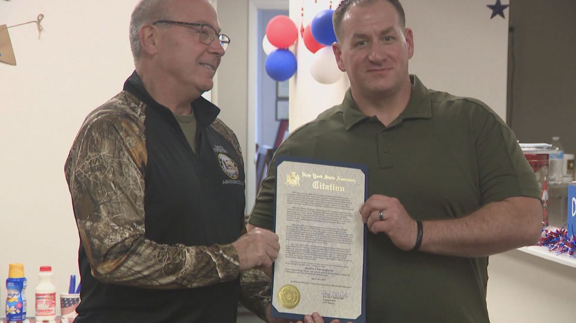 Группа Сауттауна чествует вернувшегося армейского старшего сержанта во время празднования дня открытых дверей